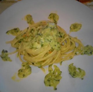 Linguine con zucchine e fiori, in crema di ricotta e curcuma.jpg