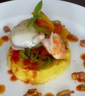 tortino di patate con gamberi e seppia grigliata.jpg