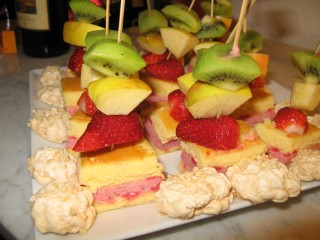 Spiedini di bavaresi alla fragola con frutta.jpg