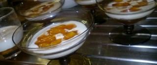 chantilly al mascarpone in coppa con pesche al passito1.jpg