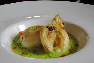 Seppioline arrostite, pane al basilico e crema di piselli.jpg