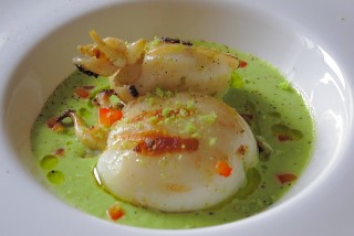 Seppioline arrostite, pane al basilico e crema di piselli1.jpg