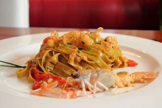 Tagliatelle al curry, scampi.jpg