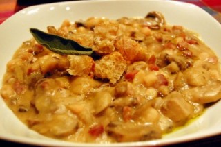 zuppa di fagioli toscanelli con misto funghi e speck.JPG