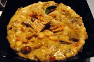 zuppa di fagioli toscanelli con misto funghi e speck1.JPG