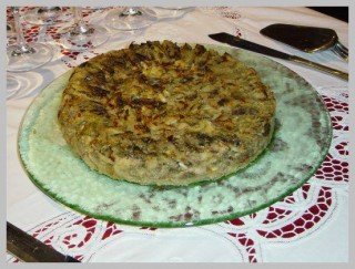 Torta di carciofi all'arancia con uvetta e pinoli.jpg