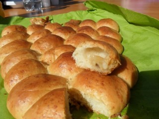 Grappolo di formaggio e pepe farcito all’uva.jpg