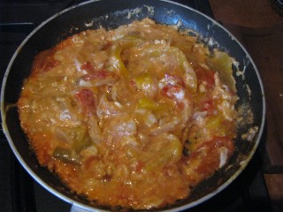 Uova in peperonata.jpg