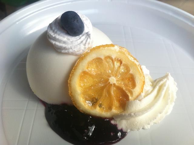 Semisfera al limone con cuore al mandarino e cardamomo.jpg