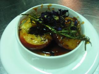 pesca caramellata rosmarino e fiori di malva.JPG