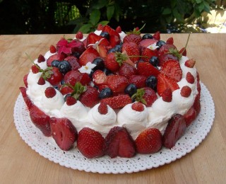 Torta classica con crema chantilly.jpg