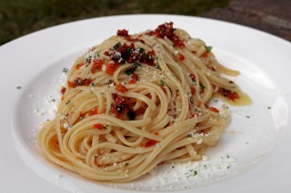 Spaghetti col pomodoro secco.jpg