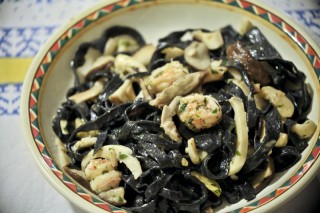 Tagliatelle del giorno dei morti ai porcini scampi e seppie.jpg