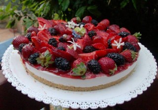 Cheesecake allo yogurth con fragoline,fragole e gelsomore.jpg