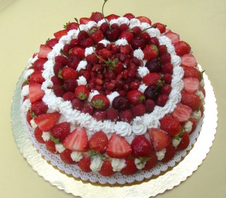 Torta classica di pan di Spagna,alle fragoline di bosco.jpg