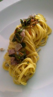 Linguine alla salvia, fiori di zucca e pancetta.jpg