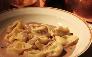 Tortelli al caprino fresco e crema.jpg